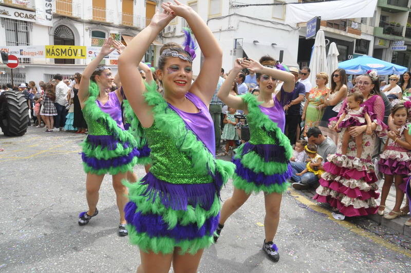 Los bastetanos abarrotan las calles para presenciar la cabalgata de las fiestas