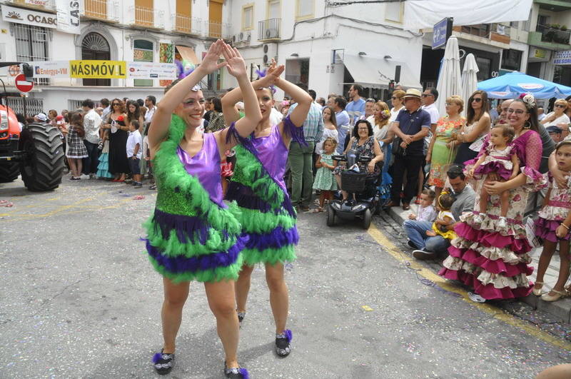 Los bastetanos abarrotan las calles para presenciar la cabalgata de las fiestas