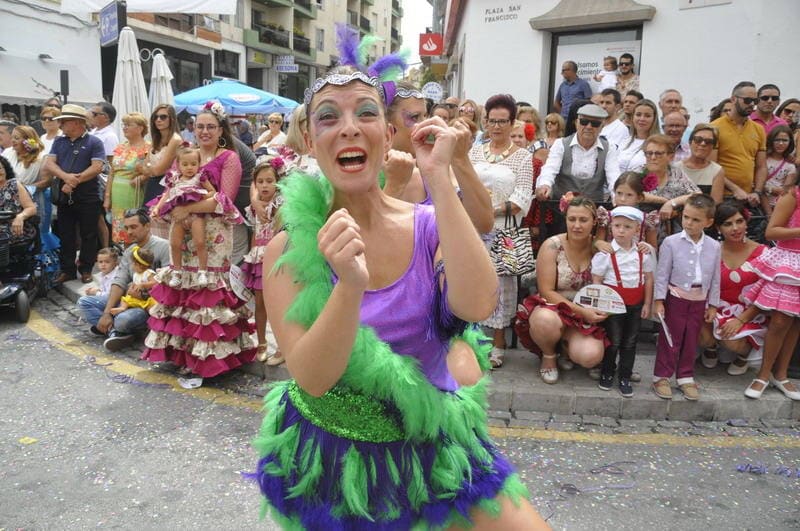 Los bastetanos abarrotan las calles para presenciar la cabalgata de las fiestas