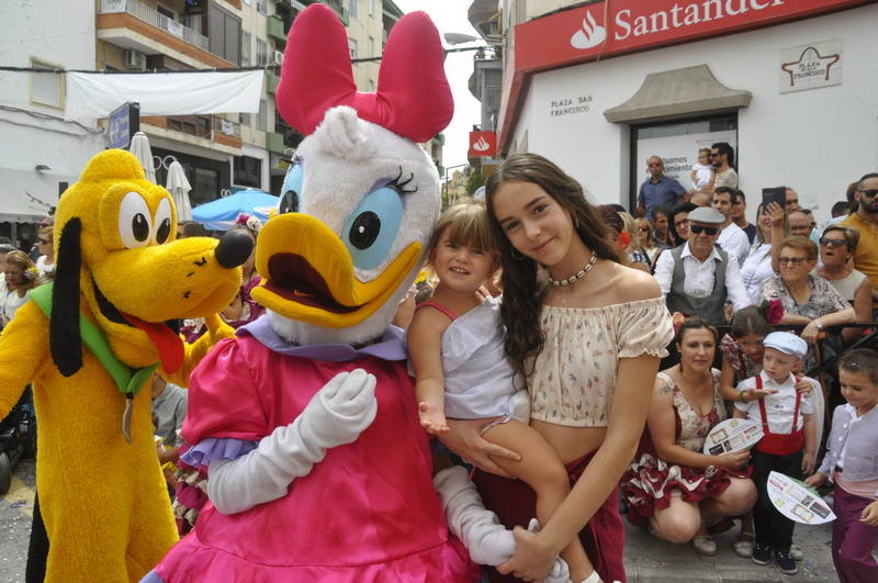 Los bastetanos abarrotan las calles para presenciar la cabalgata de las fiestas