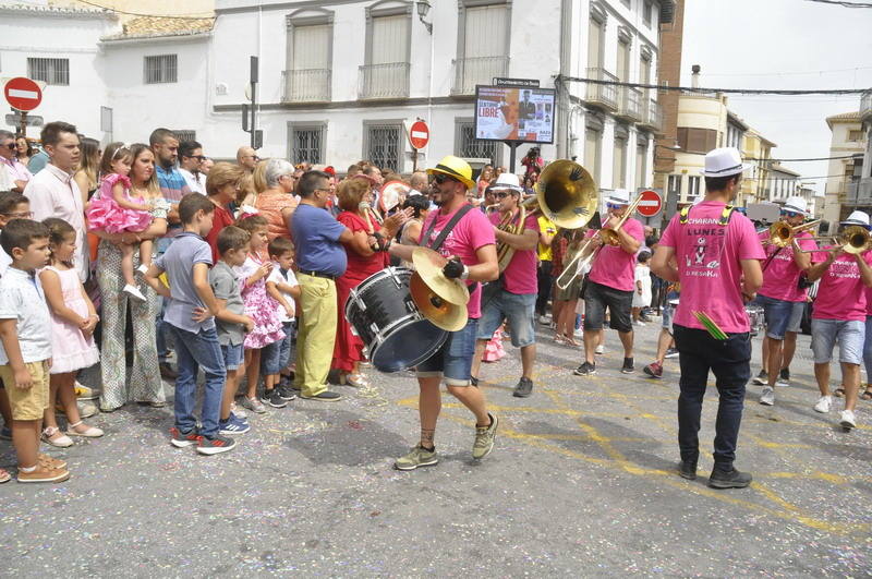 Los bastetanos abarrotan las calles para presenciar la cabalgata de las fiestas