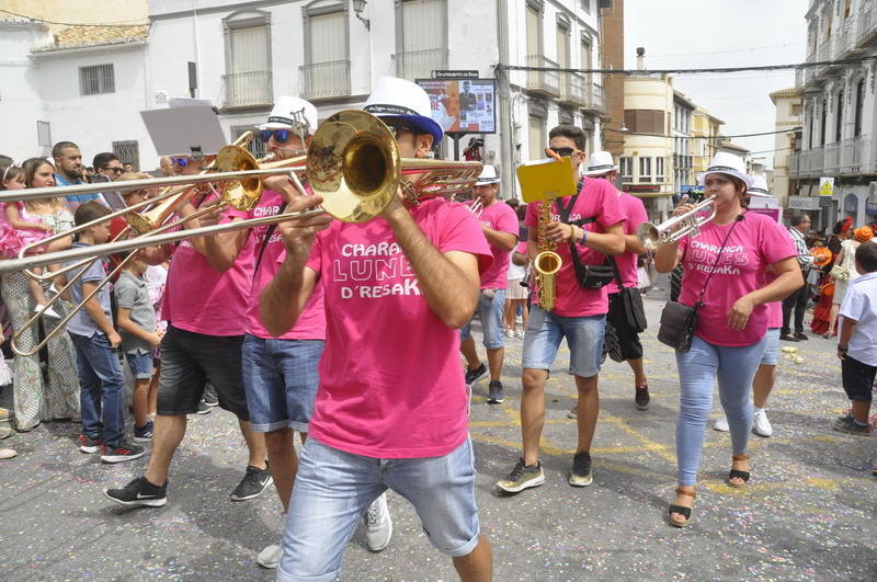 Los bastetanos abarrotan las calles para presenciar la cabalgata de las fiestas