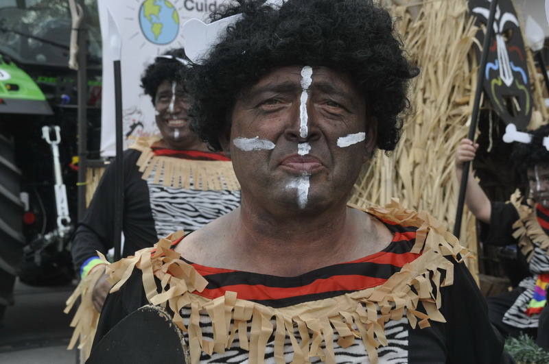 Los bastetanos abarrotan las calles para presenciar la cabalgata de las fiestas