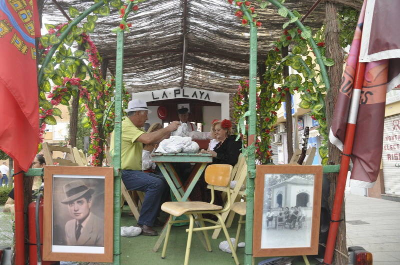 Los bastetanos abarrotan las calles para presenciar la cabalgata de las fiestas