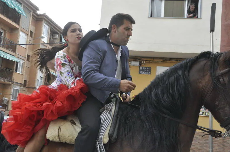 Los bastetanos abarrotan las calles para presenciar la cabalgata de las fiestas