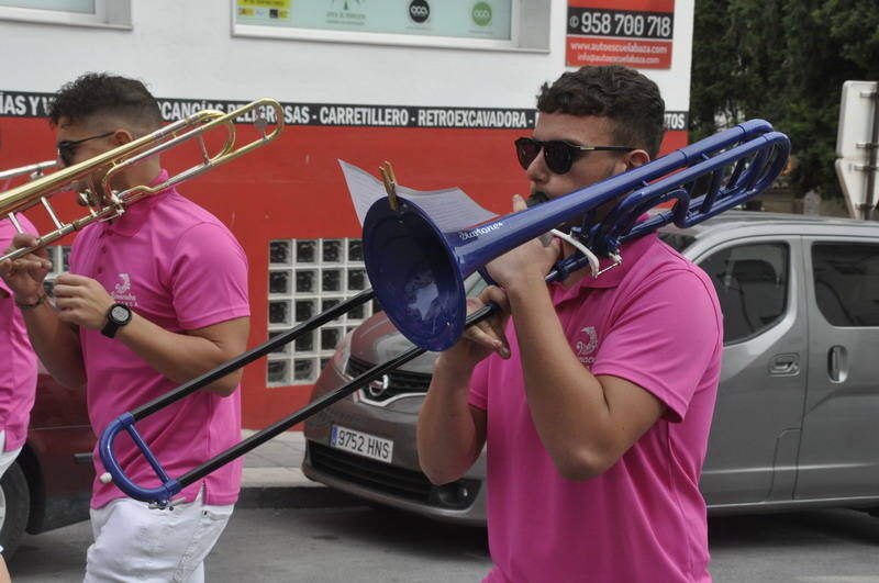 Los bastetanos abarrotan las calles para presenciar la cabalgata de las fiestas
