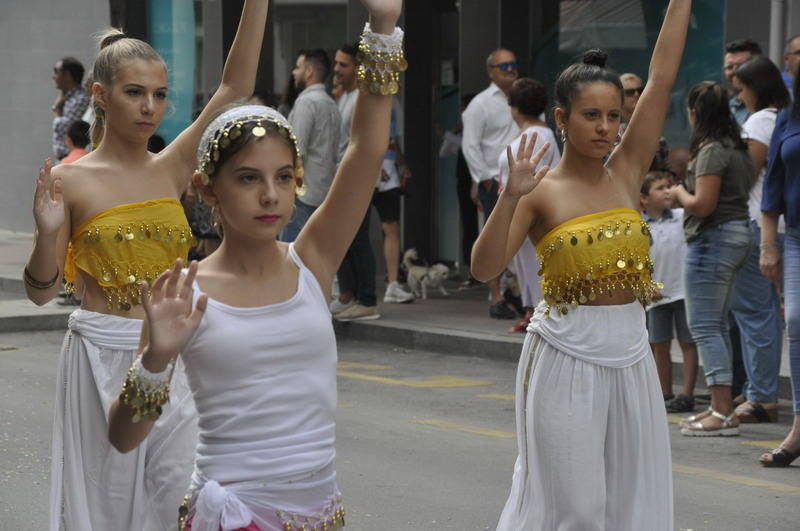Los bastetanos abarrotan las calles para presenciar la cabalgata de las fiestas