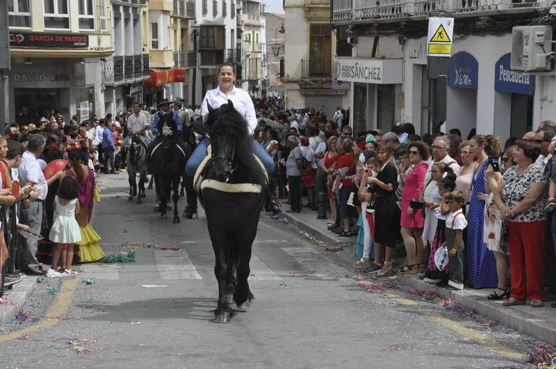 Los bastetanos abarrotan las calles para presenciar la cabalgata de las fiestas