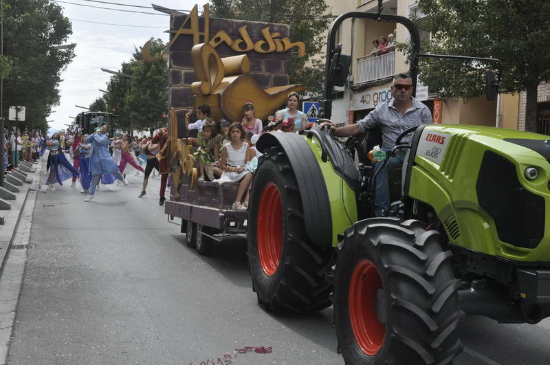 Los bastetanos abarrotan las calles para presenciar la cabalgata de las fiestas