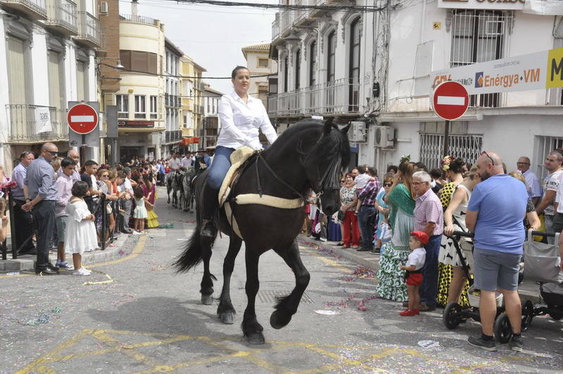 Los bastetanos abarrotan las calles para presenciar la cabalgata de las fiestas
