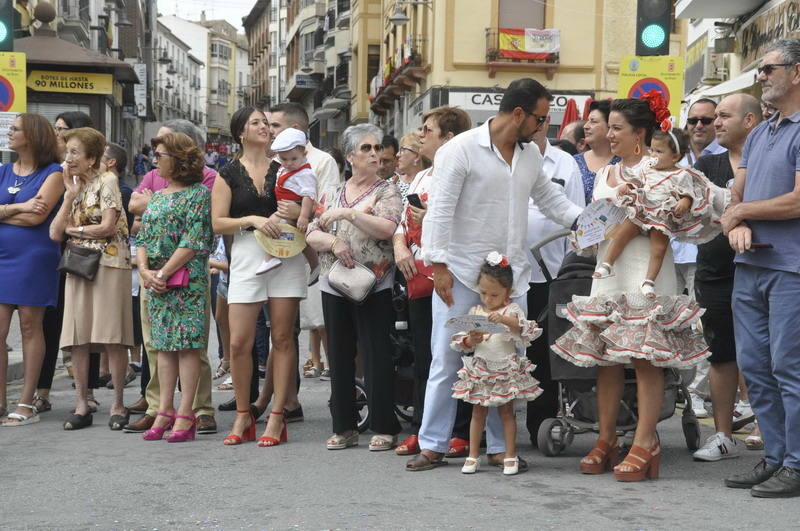 Los bastetanos abarrotan las calles para presenciar la cabalgata de las fiestas