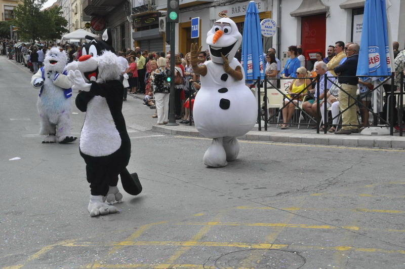 Los bastetanos abarrotan las calles para presenciar la cabalgata de las fiestas