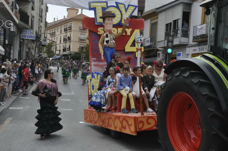 Los bastetanos abarrotan las calles para presenciar la cabalgata de las fiestas