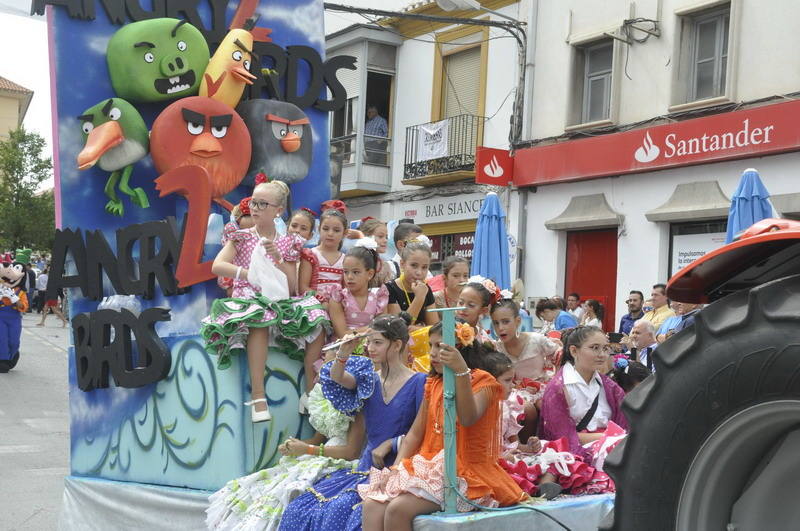 Los bastetanos abarrotan las calles para presenciar la cabalgata de las fiestas