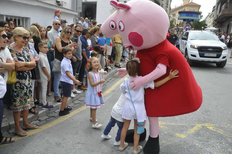 Los bastetanos abarrotan las calles para presenciar la cabalgata de las fiestas