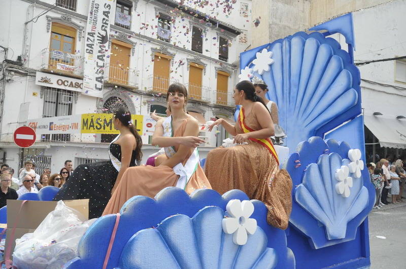 Los bastetanos abarrotan las calles para presenciar la cabalgata de las fiestas