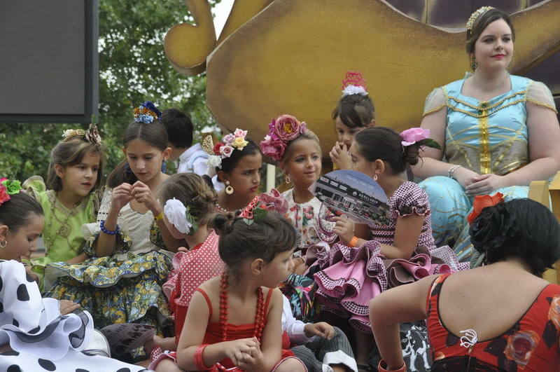 Los bastetanos abarrotan las calles para presenciar la cabalgata de las fiestas