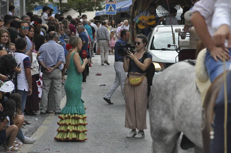 Los bastetanos abarrotan las calles para presenciar la cabalgata de las fiestas