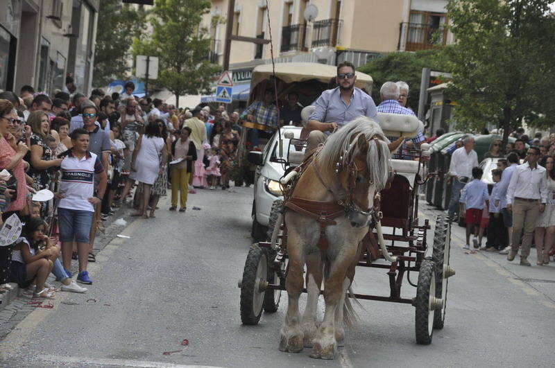 Los bastetanos abarrotan las calles para presenciar la cabalgata de las fiestas