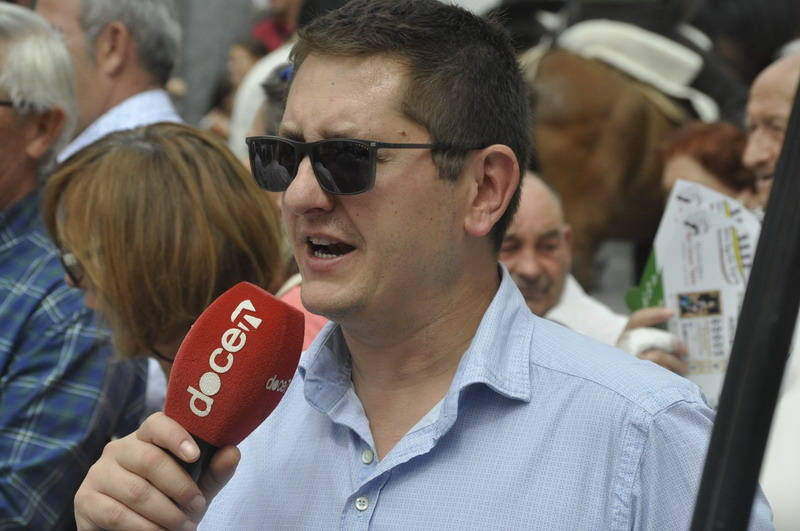 Los bastetanos abarrotan las calles para presenciar la cabalgata de las fiestas