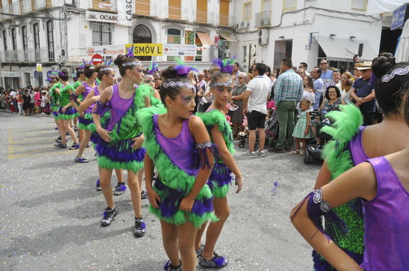 Los bastetanos abarrotan las calles para presenciar la cabalgata de las fiestas