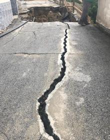 Imagen secundaria 2 - Temporal en Granada | Tres calles a pique de hundirse por un socavón en Cuevas del Campo