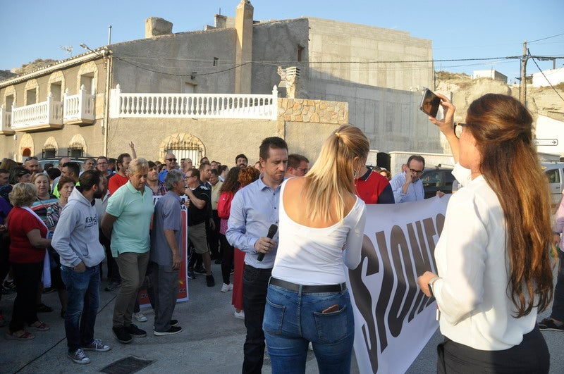 Así rezaba el manifiesto leído: «Un arreglo integral que dote a esta vía de unos arcenes decentes, que elimine curvas peligrosas y cambios de rasante que tantos accidentes han provocado en estos últimos años. Pedimos que sea incluida en los próximos presupuestos de la Junta de Andalucía. Hablamos de una carretera que une a las comarcas de Baza y Huéscar, y que de manera directa afecta a Benamaurel, Castilléjar, Cortes de Baza y Castril, así como a todos sus anejos»