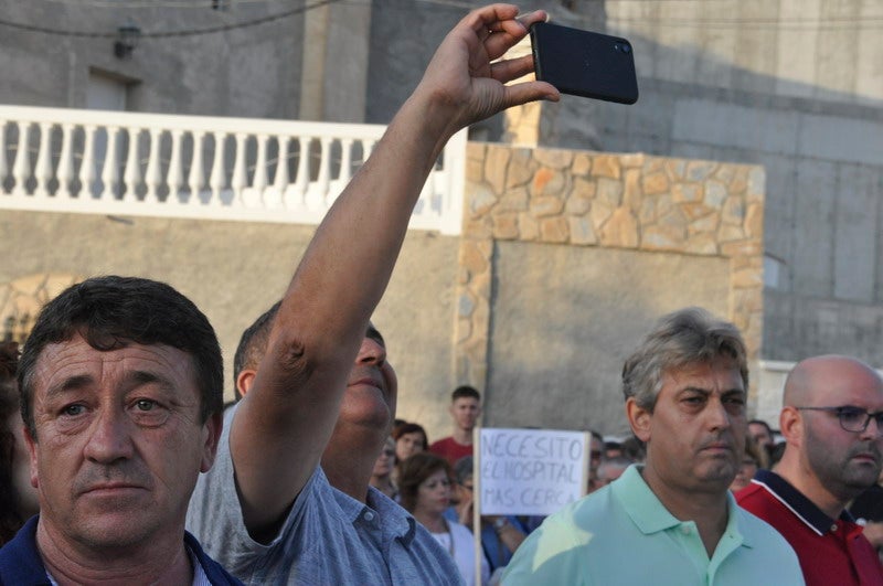 Así rezaba el manifiesto leído: «Un arreglo integral que dote a esta vía de unos arcenes decentes, que elimine curvas peligrosas y cambios de rasante que tantos accidentes han provocado en estos últimos años. Pedimos que sea incluida en los próximos presupuestos de la Junta de Andalucía. Hablamos de una carretera que une a las comarcas de Baza y Huéscar, y que de manera directa afecta a Benamaurel, Castilléjar, Cortes de Baza y Castril, así como a todos sus anejos»