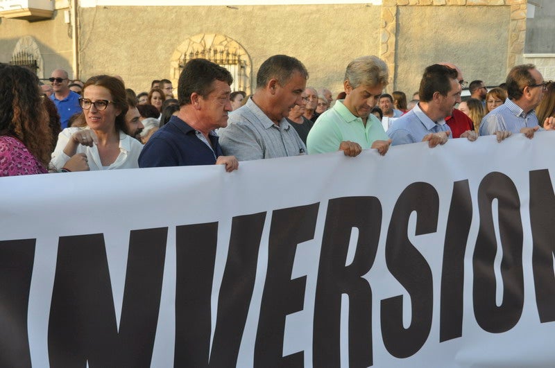 Así rezaba el manifiesto leído: «Un arreglo integral que dote a esta vía de unos arcenes decentes, que elimine curvas peligrosas y cambios de rasante que tantos accidentes han provocado en estos últimos años. Pedimos que sea incluida en los próximos presupuestos de la Junta de Andalucía. Hablamos de una carretera que une a las comarcas de Baza y Huéscar, y que de manera directa afecta a Benamaurel, Castilléjar, Cortes de Baza y Castril, así como a todos sus anejos»