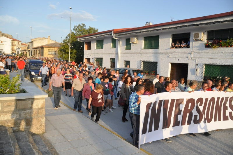 Así rezaba el manifiesto leído: «Un arreglo integral que dote a esta vía de unos arcenes decentes, que elimine curvas peligrosas y cambios de rasante que tantos accidentes han provocado en estos últimos años. Pedimos que sea incluida en los próximos presupuestos de la Junta de Andalucía. Hablamos de una carretera que une a las comarcas de Baza y Huéscar, y que de manera directa afecta a Benamaurel, Castilléjar, Cortes de Baza y Castril, así como a todos sus anejos»
