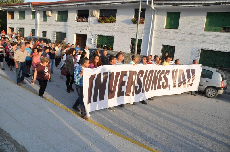 Así rezaba el manifiesto leído: «Un arreglo integral que dote a esta vía de unos arcenes decentes, que elimine curvas peligrosas y cambios de rasante que tantos accidentes han provocado en estos últimos años. Pedimos que sea incluida en los próximos presupuestos de la Junta de Andalucía. Hablamos de una carretera que une a las comarcas de Baza y Huéscar, y que de manera directa afecta a Benamaurel, Castilléjar, Cortes de Baza y Castril, así como a todos sus anejos»