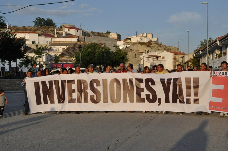 Así rezaba el manifiesto leído: «Un arreglo integral que dote a esta vía de unos arcenes decentes, que elimine curvas peligrosas y cambios de rasante que tantos accidentes han provocado en estos últimos años. Pedimos que sea incluida en los próximos presupuestos de la Junta de Andalucía. Hablamos de una carretera que une a las comarcas de Baza y Huéscar, y que de manera directa afecta a Benamaurel, Castilléjar, Cortes de Baza y Castril, así como a todos sus anejos»