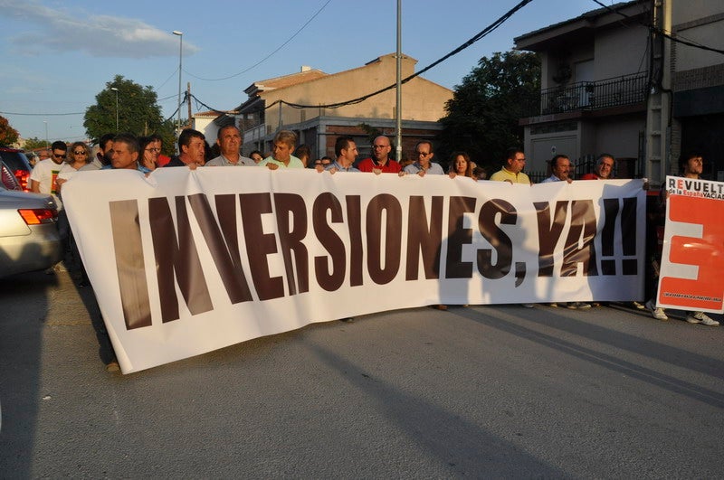 Así rezaba el manifiesto leído: «Un arreglo integral que dote a esta vía de unos arcenes decentes, que elimine curvas peligrosas y cambios de rasante que tantos accidentes han provocado en estos últimos años. Pedimos que sea incluida en los próximos presupuestos de la Junta de Andalucía. Hablamos de una carretera que une a las comarcas de Baza y Huéscar, y que de manera directa afecta a Benamaurel, Castilléjar, Cortes de Baza y Castril, así como a todos sus anejos»