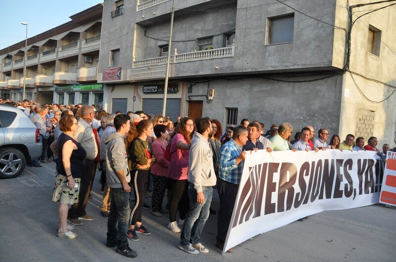 Así rezaba el manifiesto leído: «Un arreglo integral que dote a esta vía de unos arcenes decentes, que elimine curvas peligrosas y cambios de rasante que tantos accidentes han provocado en estos últimos años. Pedimos que sea incluida en los próximos presupuestos de la Junta de Andalucía. Hablamos de una carretera que une a las comarcas de Baza y Huéscar, y que de manera directa afecta a Benamaurel, Castilléjar, Cortes de Baza y Castril, así como a todos sus anejos»