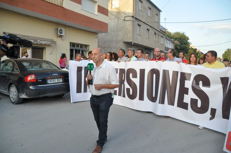 Así rezaba el manifiesto leído: «Un arreglo integral que dote a esta vía de unos arcenes decentes, que elimine curvas peligrosas y cambios de rasante que tantos accidentes han provocado en estos últimos años. Pedimos que sea incluida en los próximos presupuestos de la Junta de Andalucía. Hablamos de una carretera que une a las comarcas de Baza y Huéscar, y que de manera directa afecta a Benamaurel, Castilléjar, Cortes de Baza y Castril, así como a todos sus anejos»