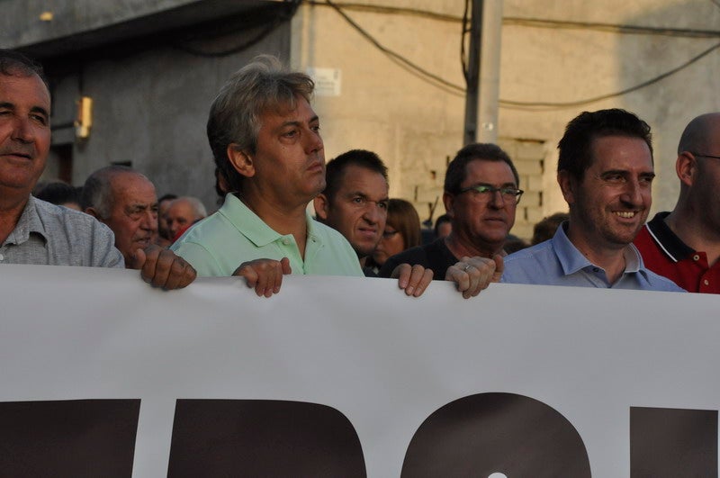 Así rezaba el manifiesto leído: «Un arreglo integral que dote a esta vía de unos arcenes decentes, que elimine curvas peligrosas y cambios de rasante que tantos accidentes han provocado en estos últimos años. Pedimos que sea incluida en los próximos presupuestos de la Junta de Andalucía. Hablamos de una carretera que une a las comarcas de Baza y Huéscar, y que de manera directa afecta a Benamaurel, Castilléjar, Cortes de Baza y Castril, así como a todos sus anejos»