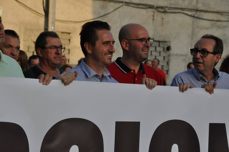 Así rezaba el manifiesto leído: «Un arreglo integral que dote a esta vía de unos arcenes decentes, que elimine curvas peligrosas y cambios de rasante que tantos accidentes han provocado en estos últimos años. Pedimos que sea incluida en los próximos presupuestos de la Junta de Andalucía. Hablamos de una carretera que une a las comarcas de Baza y Huéscar, y que de manera directa afecta a Benamaurel, Castilléjar, Cortes de Baza y Castril, así como a todos sus anejos»