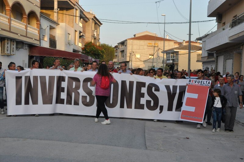 Así rezaba el manifiesto leído: «Un arreglo integral que dote a esta vía de unos arcenes decentes, que elimine curvas peligrosas y cambios de rasante que tantos accidentes han provocado en estos últimos años. Pedimos que sea incluida en los próximos presupuestos de la Junta de Andalucía. Hablamos de una carretera que une a las comarcas de Baza y Huéscar, y que de manera directa afecta a Benamaurel, Castilléjar, Cortes de Baza y Castril, así como a todos sus anejos»