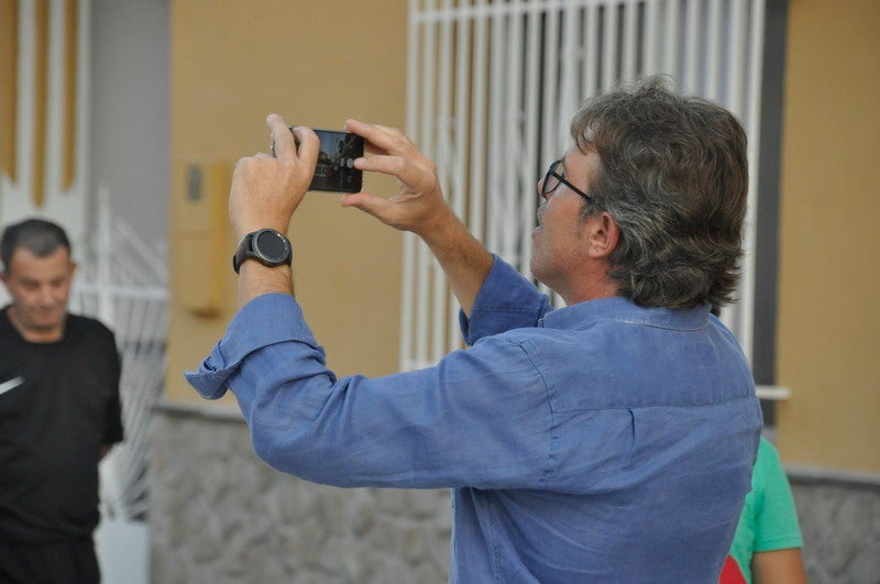 Así rezaba el manifiesto leído: «Un arreglo integral que dote a esta vía de unos arcenes decentes, que elimine curvas peligrosas y cambios de rasante que tantos accidentes han provocado en estos últimos años. Pedimos que sea incluida en los próximos presupuestos de la Junta de Andalucía. Hablamos de una carretera que une a las comarcas de Baza y Huéscar, y que de manera directa afecta a Benamaurel, Castilléjar, Cortes de Baza y Castril, así como a todos sus anejos»