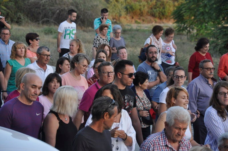 Así rezaba el manifiesto leído: «Un arreglo integral que dote a esta vía de unos arcenes decentes, que elimine curvas peligrosas y cambios de rasante que tantos accidentes han provocado en estos últimos años. Pedimos que sea incluida en los próximos presupuestos de la Junta de Andalucía. Hablamos de una carretera que une a las comarcas de Baza y Huéscar, y que de manera directa afecta a Benamaurel, Castilléjar, Cortes de Baza y Castril, así como a todos sus anejos»