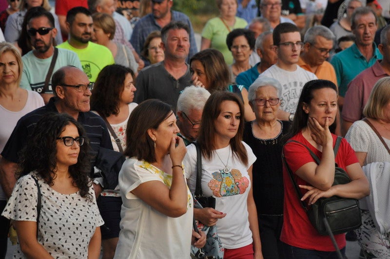 Así rezaba el manifiesto leído: «Un arreglo integral que dote a esta vía de unos arcenes decentes, que elimine curvas peligrosas y cambios de rasante que tantos accidentes han provocado en estos últimos años. Pedimos que sea incluida en los próximos presupuestos de la Junta de Andalucía. Hablamos de una carretera que une a las comarcas de Baza y Huéscar, y que de manera directa afecta a Benamaurel, Castilléjar, Cortes de Baza y Castril, así como a todos sus anejos»