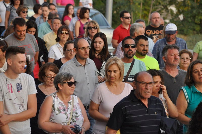 Así rezaba el manifiesto leído: «Un arreglo integral que dote a esta vía de unos arcenes decentes, que elimine curvas peligrosas y cambios de rasante que tantos accidentes han provocado en estos últimos años. Pedimos que sea incluida en los próximos presupuestos de la Junta de Andalucía. Hablamos de una carretera que une a las comarcas de Baza y Huéscar, y que de manera directa afecta a Benamaurel, Castilléjar, Cortes de Baza y Castril, así como a todos sus anejos»