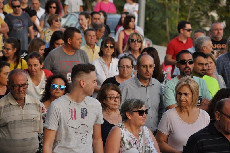 Así rezaba el manifiesto leído: «Un arreglo integral que dote a esta vía de unos arcenes decentes, que elimine curvas peligrosas y cambios de rasante que tantos accidentes han provocado en estos últimos años. Pedimos que sea incluida en los próximos presupuestos de la Junta de Andalucía. Hablamos de una carretera que une a las comarcas de Baza y Huéscar, y que de manera directa afecta a Benamaurel, Castilléjar, Cortes de Baza y Castril, así como a todos sus anejos»