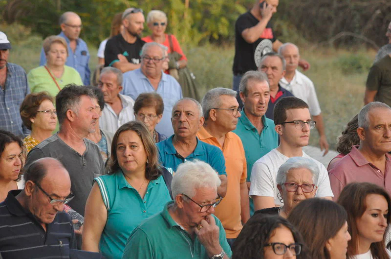 Así rezaba el manifiesto leído: «Un arreglo integral que dote a esta vía de unos arcenes decentes, que elimine curvas peligrosas y cambios de rasante que tantos accidentes han provocado en estos últimos años. Pedimos que sea incluida en los próximos presupuestos de la Junta de Andalucía. Hablamos de una carretera que une a las comarcas de Baza y Huéscar, y que de manera directa afecta a Benamaurel, Castilléjar, Cortes de Baza y Castril, así como a todos sus anejos»