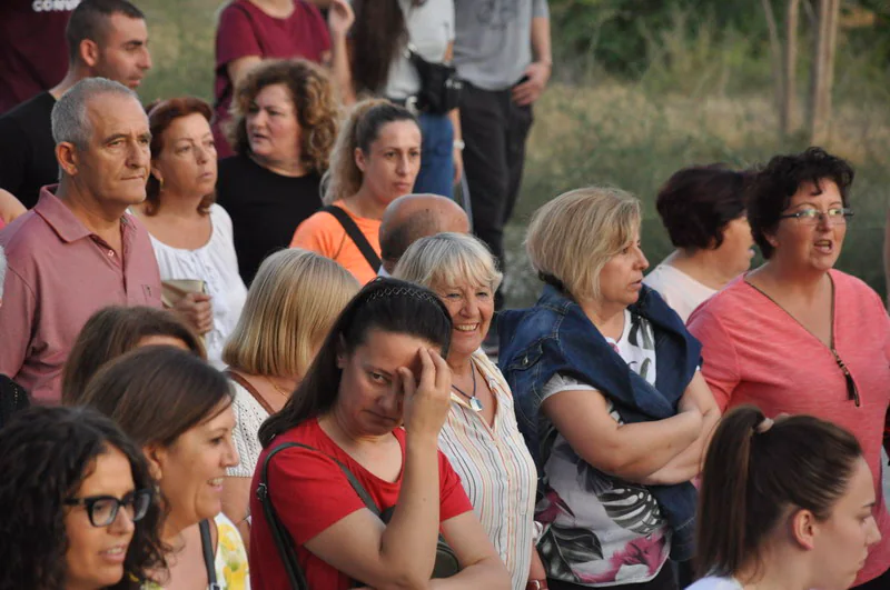 Así rezaba el manifiesto leído: «Un arreglo integral que dote a esta vía de unos arcenes decentes, que elimine curvas peligrosas y cambios de rasante que tantos accidentes han provocado en estos últimos años. Pedimos que sea incluida en los próximos presupuestos de la Junta de Andalucía. Hablamos de una carretera que une a las comarcas de Baza y Huéscar, y que de manera directa afecta a Benamaurel, Castilléjar, Cortes de Baza y Castril, así como a todos sus anejos»