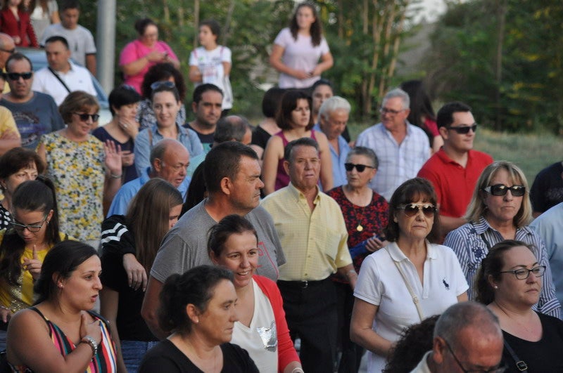 Así rezaba el manifiesto leído: «Un arreglo integral que dote a esta vía de unos arcenes decentes, que elimine curvas peligrosas y cambios de rasante que tantos accidentes han provocado en estos últimos años. Pedimos que sea incluida en los próximos presupuestos de la Junta de Andalucía. Hablamos de una carretera que une a las comarcas de Baza y Huéscar, y que de manera directa afecta a Benamaurel, Castilléjar, Cortes de Baza y Castril, así como a todos sus anejos»
