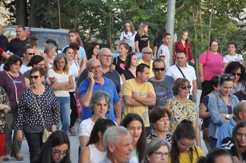 Así rezaba el manifiesto leído: «Un arreglo integral que dote a esta vía de unos arcenes decentes, que elimine curvas peligrosas y cambios de rasante que tantos accidentes han provocado en estos últimos años. Pedimos que sea incluida en los próximos presupuestos de la Junta de Andalucía. Hablamos de una carretera que une a las comarcas de Baza y Huéscar, y que de manera directa afecta a Benamaurel, Castilléjar, Cortes de Baza y Castril, así como a todos sus anejos»