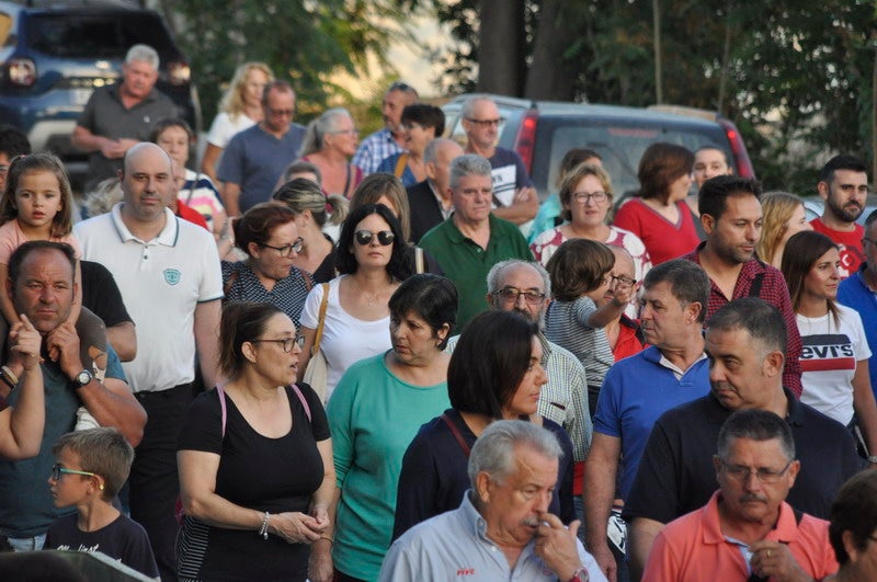 Así rezaba el manifiesto leído: «Un arreglo integral que dote a esta vía de unos arcenes decentes, que elimine curvas peligrosas y cambios de rasante que tantos accidentes han provocado en estos últimos años. Pedimos que sea incluida en los próximos presupuestos de la Junta de Andalucía. Hablamos de una carretera que une a las comarcas de Baza y Huéscar, y que de manera directa afecta a Benamaurel, Castilléjar, Cortes de Baza y Castril, así como a todos sus anejos»