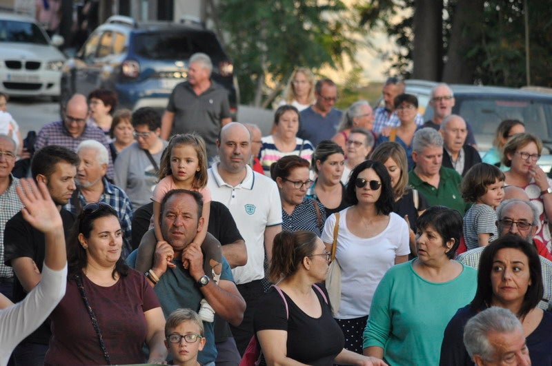 Así rezaba el manifiesto leído: «Un arreglo integral que dote a esta vía de unos arcenes decentes, que elimine curvas peligrosas y cambios de rasante que tantos accidentes han provocado en estos últimos años. Pedimos que sea incluida en los próximos presupuestos de la Junta de Andalucía. Hablamos de una carretera que une a las comarcas de Baza y Huéscar, y que de manera directa afecta a Benamaurel, Castilléjar, Cortes de Baza y Castril, así como a todos sus anejos»