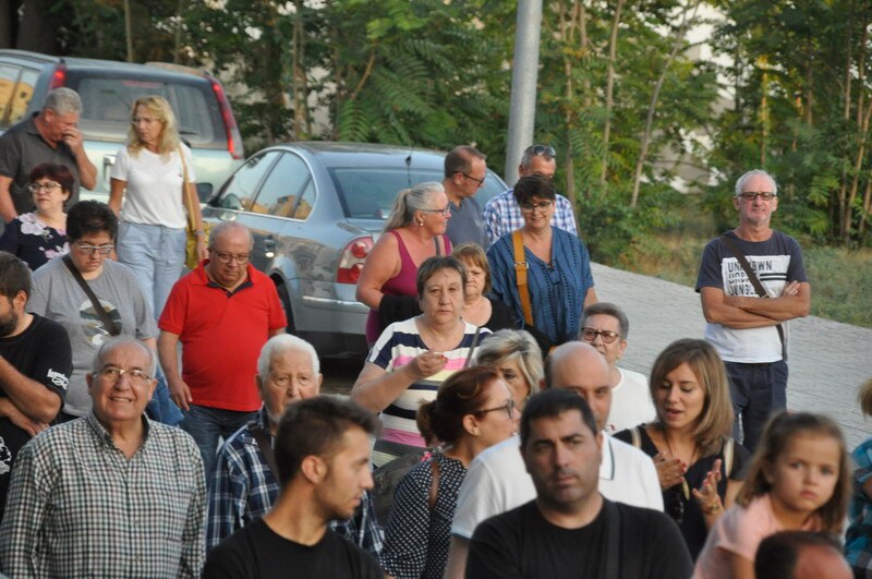 Así rezaba el manifiesto leído: «Un arreglo integral que dote a esta vía de unos arcenes decentes, que elimine curvas peligrosas y cambios de rasante que tantos accidentes han provocado en estos últimos años. Pedimos que sea incluida en los próximos presupuestos de la Junta de Andalucía. Hablamos de una carretera que une a las comarcas de Baza y Huéscar, y que de manera directa afecta a Benamaurel, Castilléjar, Cortes de Baza y Castril, así como a todos sus anejos»